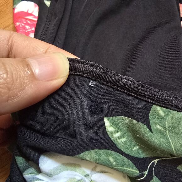 Vince Camuto Women's‎ Sz 6 Floral Plunge Halter One Piece Swim Suit Resort Beach - Picture 7 of 7